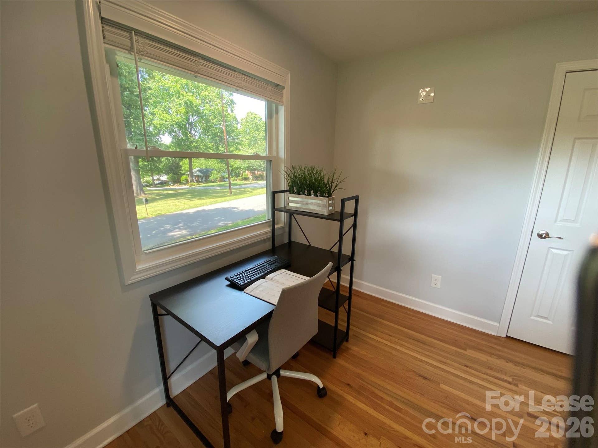 3rd Bedroom Desk & Queen bed