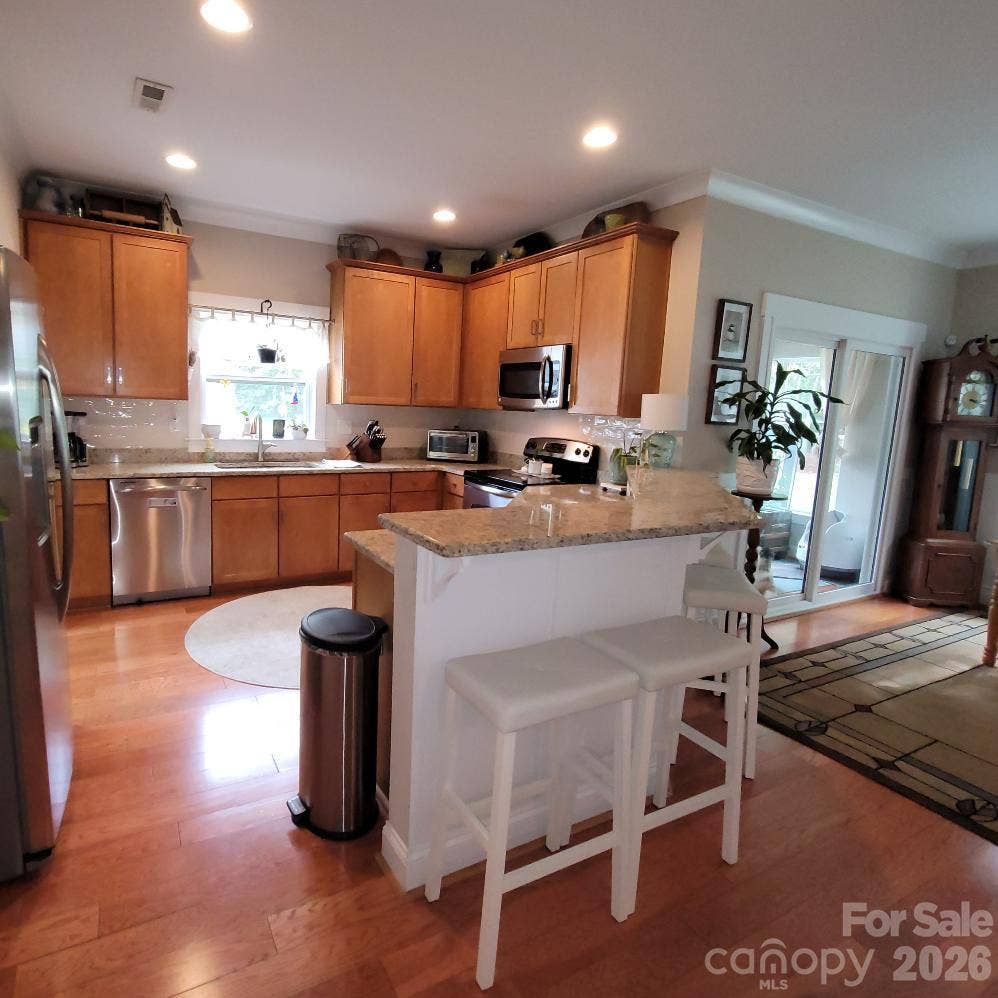 2117 London Lane, Belmont, NC 28012 Granite Countertops, Breakfast Bar and Hardwood Floors