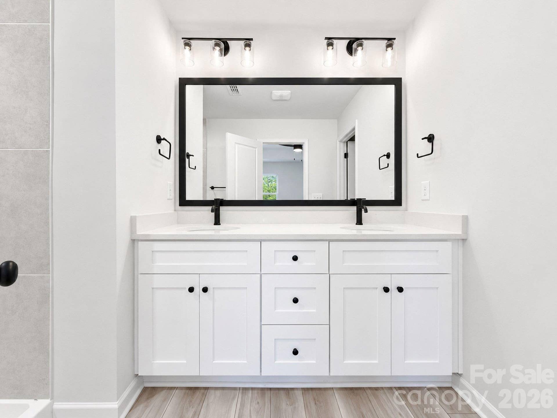 6819 Mint Street, Charlotte, NC 28214 Primary En-Suite Bath