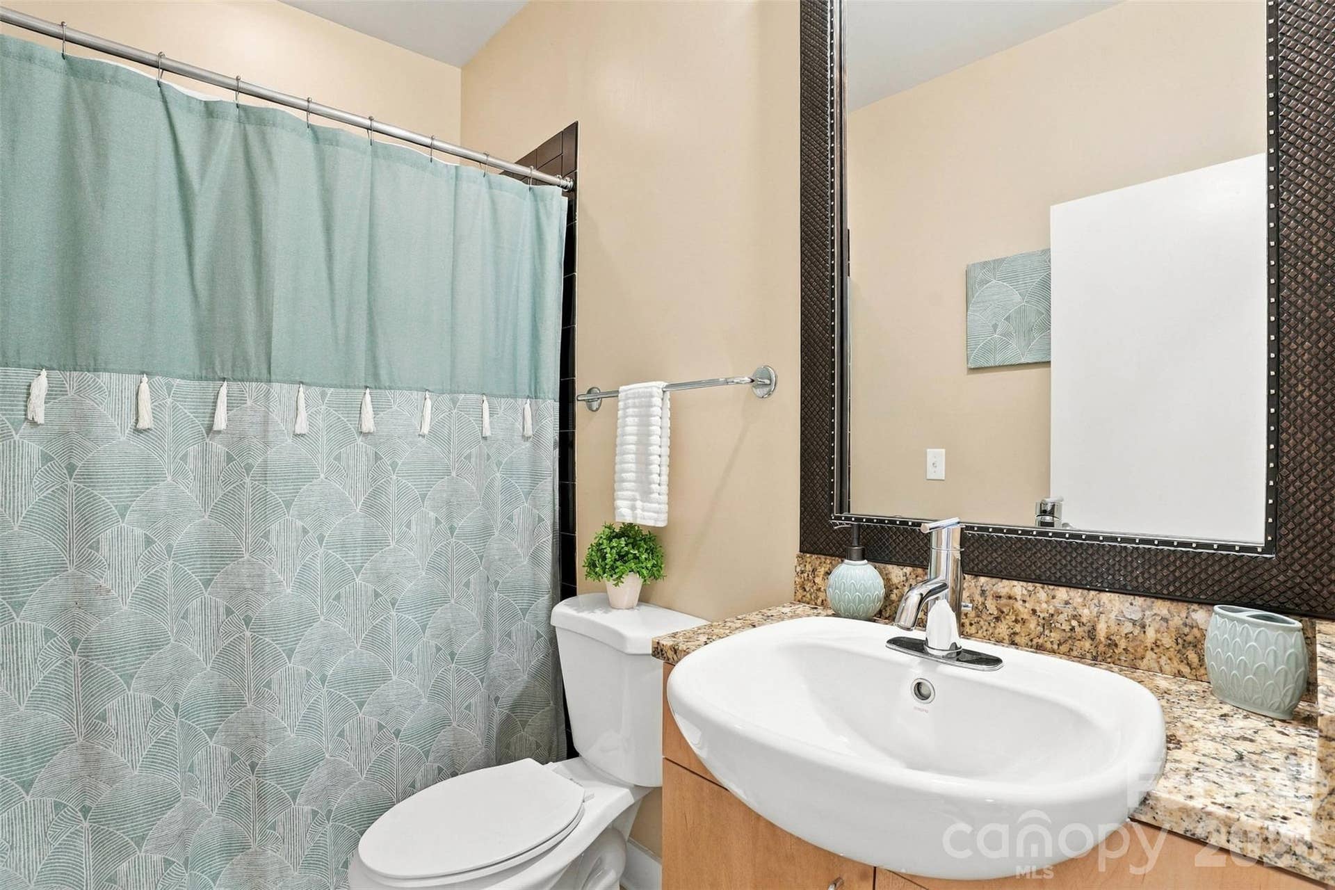 534 McDowell Street, Charlotte, NC 28204 first floor bathroom