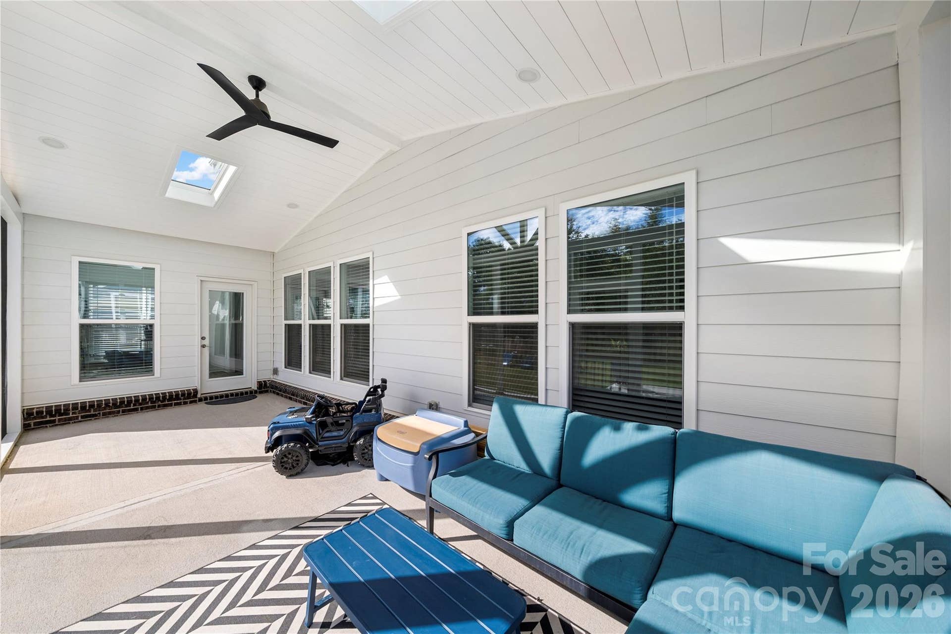 Lanai with 2 skylights