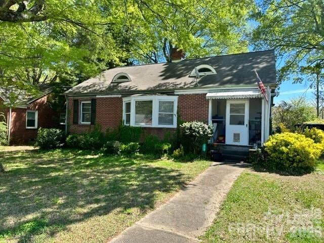 1012 8th Street NE, Hickory, NC 28601