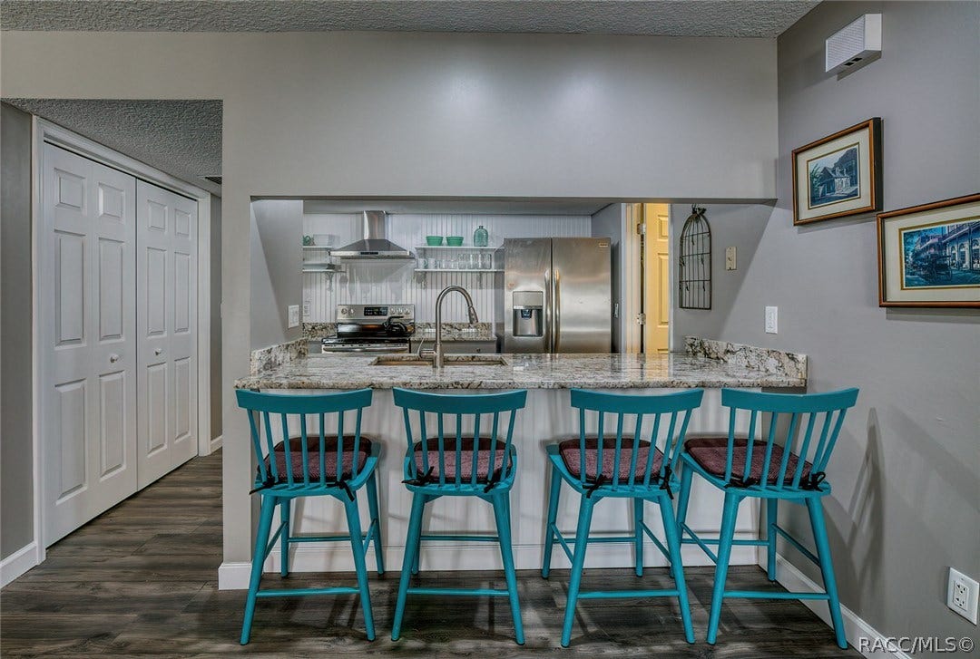 23 Dogwood Drive, Homosassa, FL 34446 Breakfast bar with new Granite Counter.