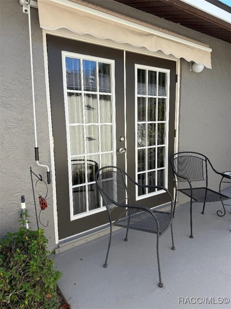 23 Dogwood Drive, Homosassa, FL 34446 Patio with Roll Out Shade