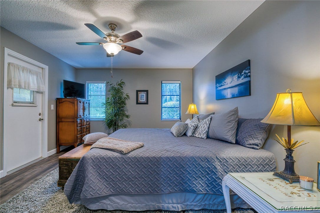 23 Dogwood Drive, Homosassa, FL 34446 All Bedding included. Door Opens to Lanai.