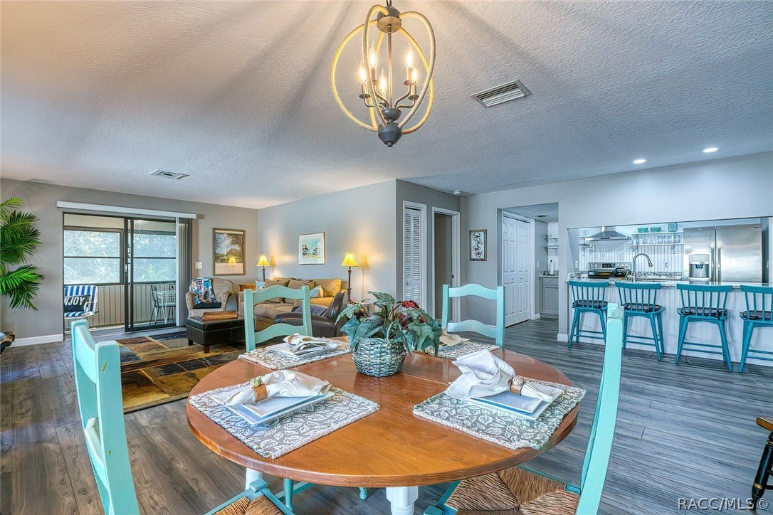 23 Dogwood Drive, Homosassa, FL 34446 Dining Room and view of Breakfast bar