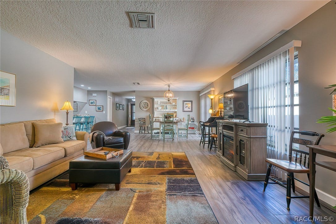 23 Dogwood Drive, Homosassa, FL 34446 View in to living area from Lanai.