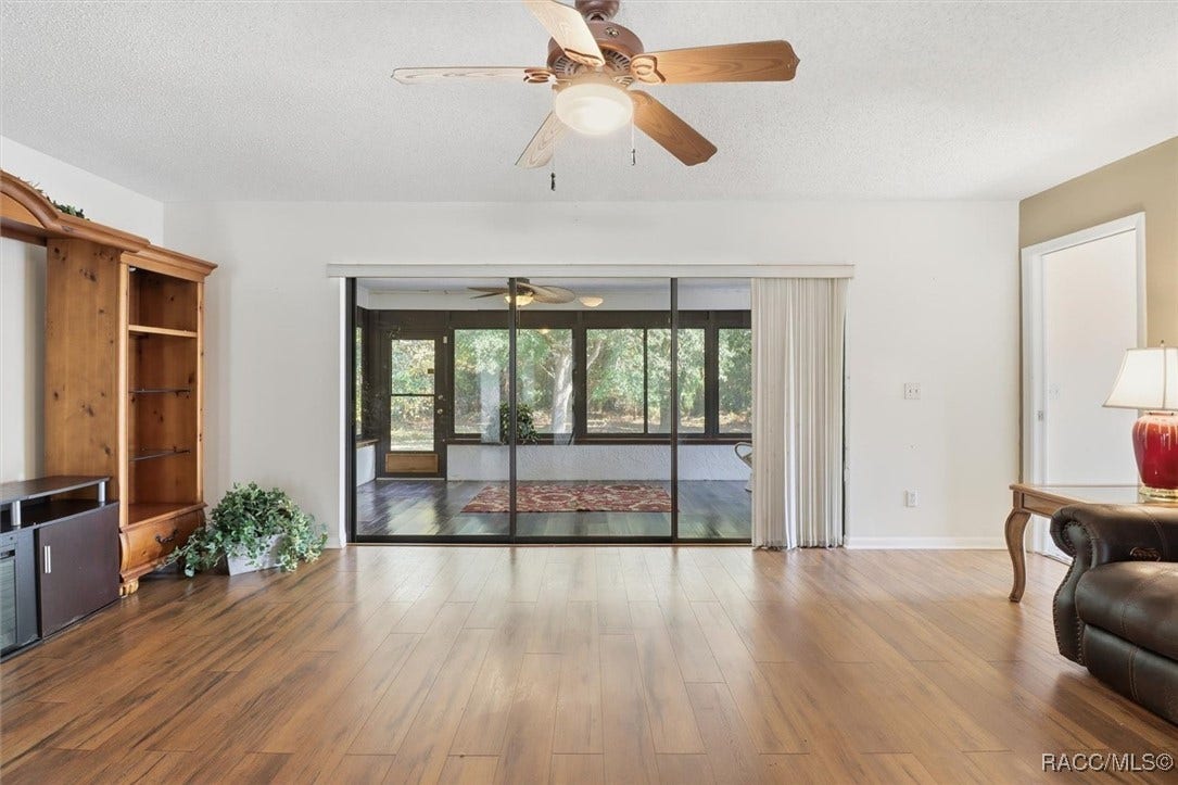 98 Sycamore Circle, Homosassa, FL 34446 View into Florida room