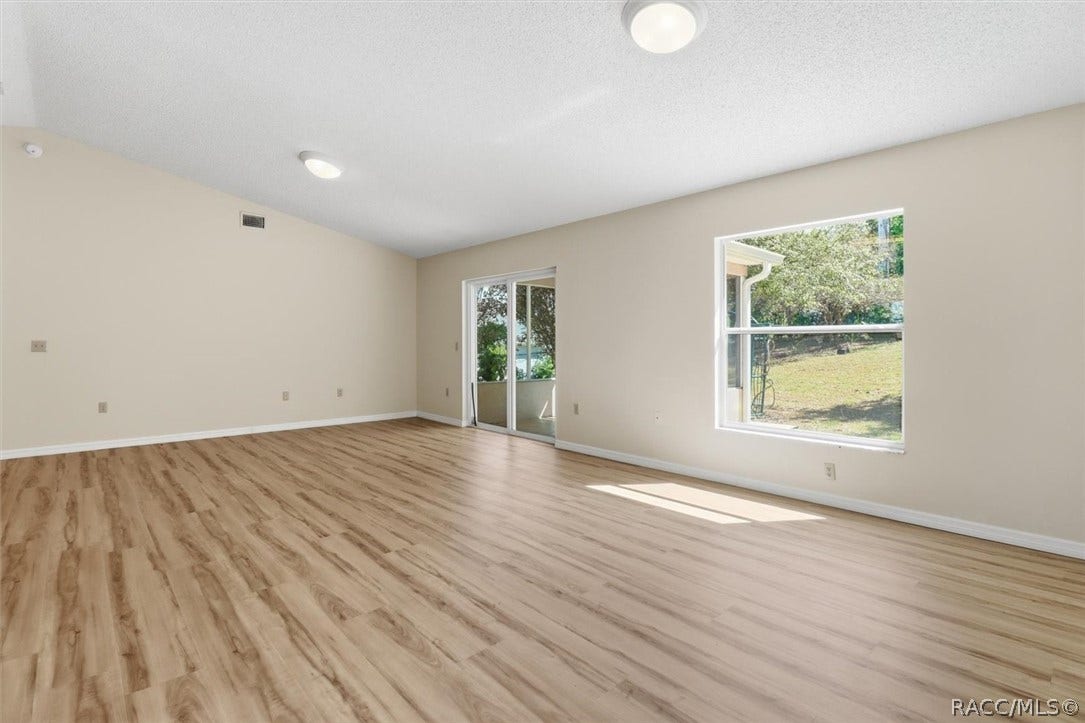 966 W Starjasmine Place, Beverly Hills, FL 34465 Updated flooring