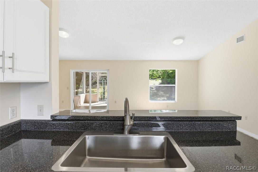 966 W Starjasmine Place, Beverly Hills, FL 34465 View into great room from kitchen