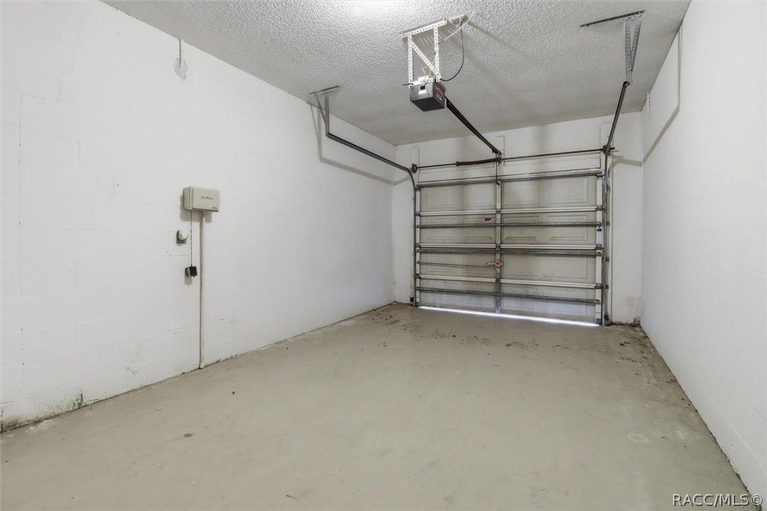 966 W Starjasmine Place, Beverly Hills, FL 34465 1-car garage