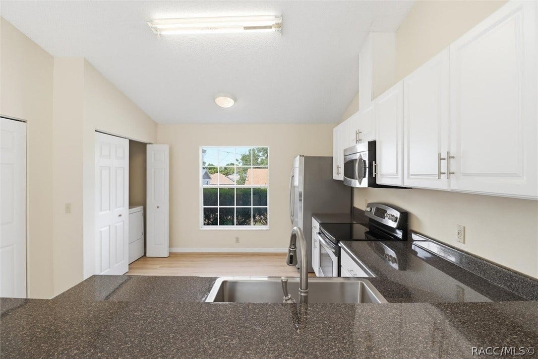 966 W Starjasmine Place, Beverly Hills, FL 34465 Updated Kitchen