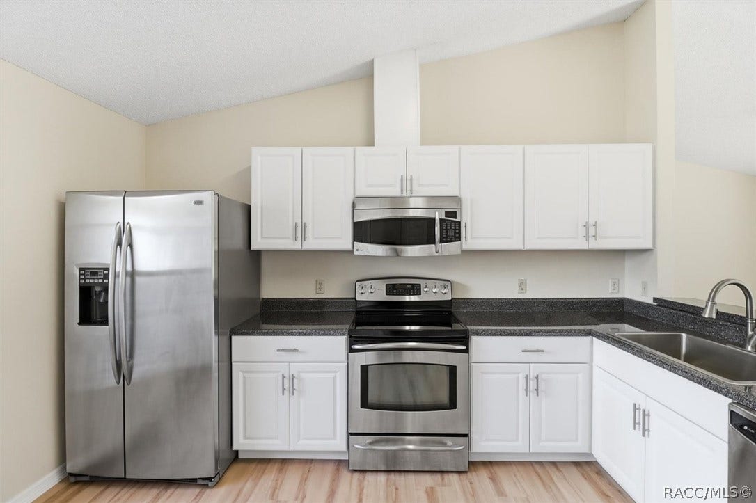 966 W Starjasmine Place, Beverly Hills, FL 34465 Light and bright cabinets