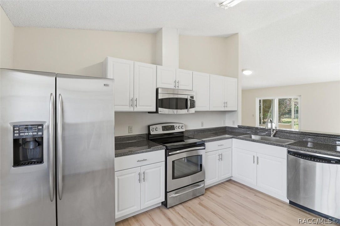 966 W Starjasmine Place, Beverly Hills, FL 34465 Stainless appliances