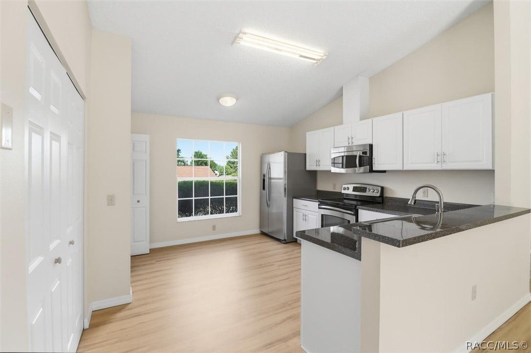 966 W Starjasmine Place, Beverly Hills, FL 34465 Kitchen with Breakfast Bar