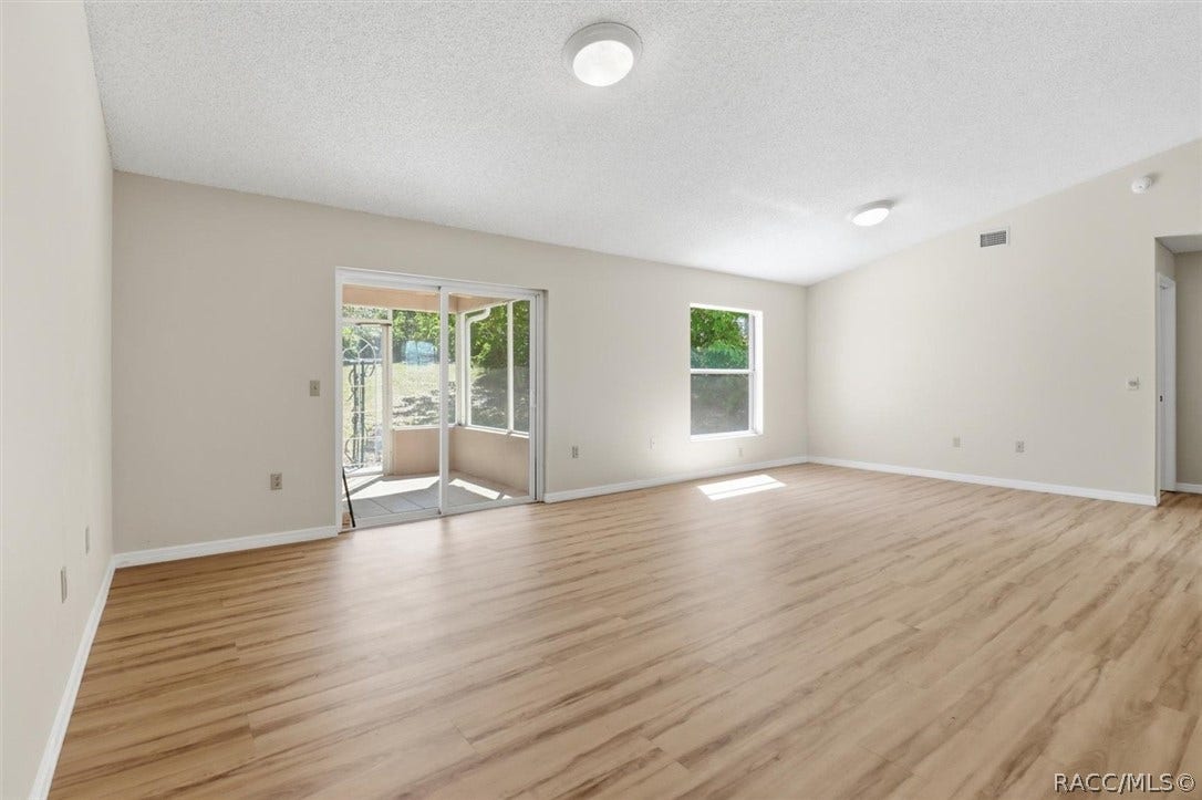 966 W Starjasmine Place, Beverly Hills, FL 34465 Great Room with sliders