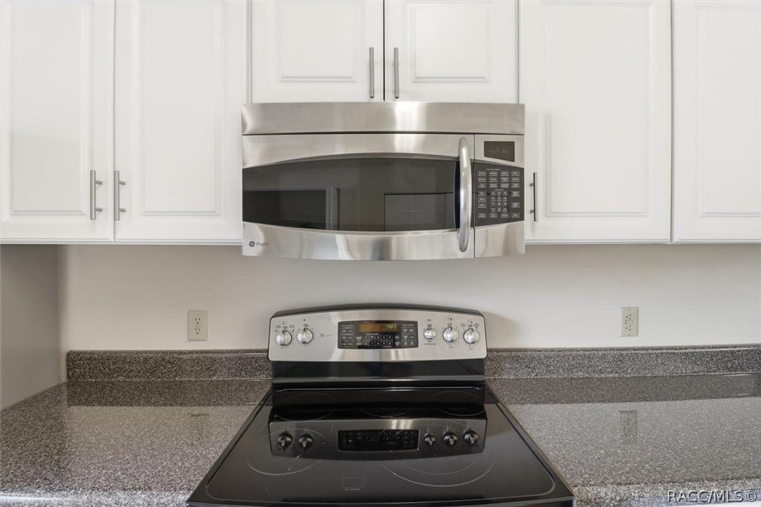 966 W Starjasmine Place, Beverly Hills, FL 34465 Stainless appliances