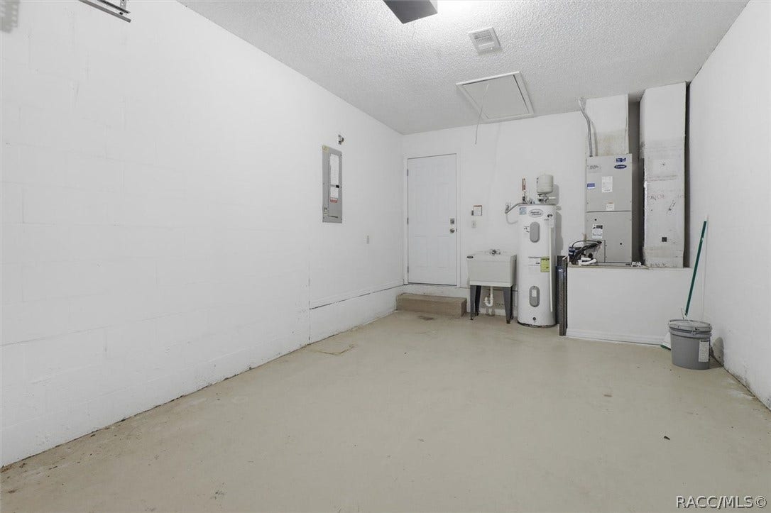 966 W Starjasmine Place, Beverly Hills, FL 34465 Garage