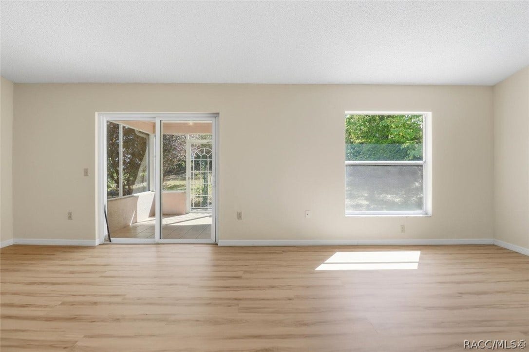 966 W Starjasmine Place, Beverly Hills, FL 34465 Sliders out to screened porch