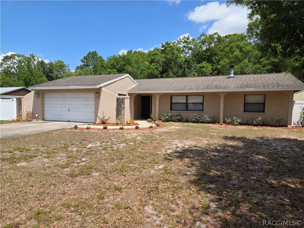 8219 W Trotter Lane, Homosassa, FL 34446 Front of home