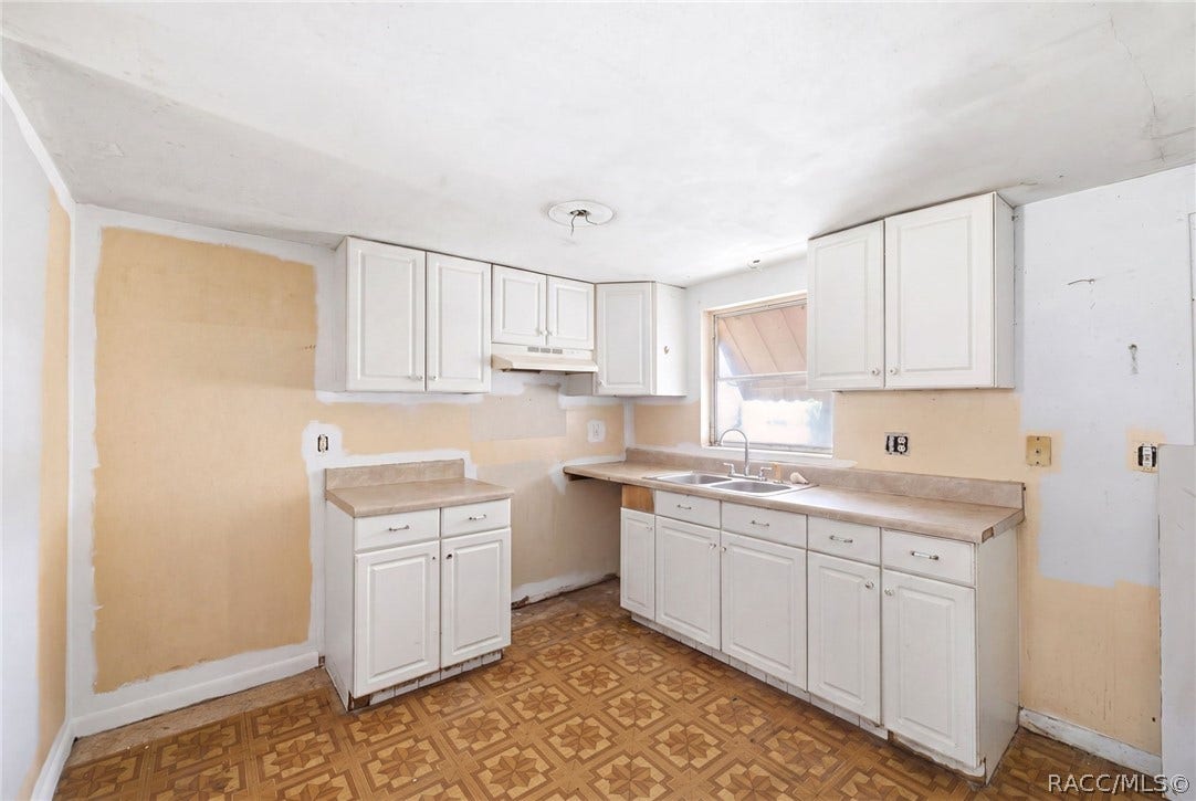 10 S Jackson Street, Beverly Hills, FL 34465 Kitchen