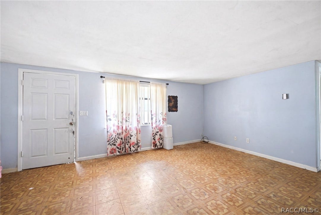 10 S Jackson Street, Beverly Hills, FL 34465 Living