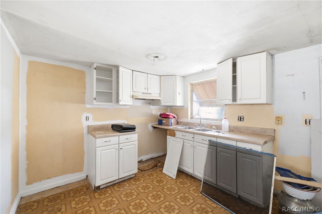 10 S Jackson Street, Beverly Hills, FL 34465 Kitchen
