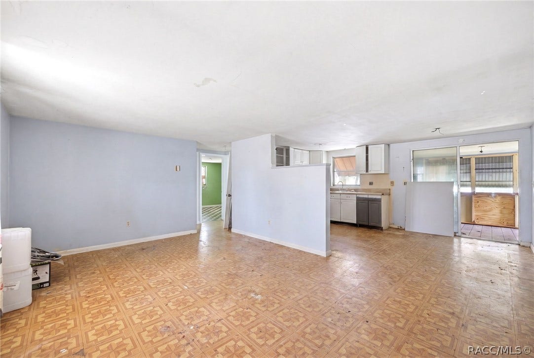 10 S Jackson Street, Beverly Hills, FL 34465 Living/Kitchen