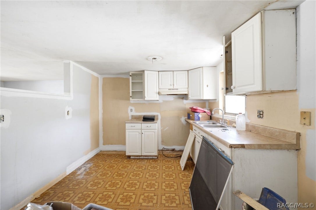10 S Jackson Street, Beverly Hills, FL 34465 Kitchen