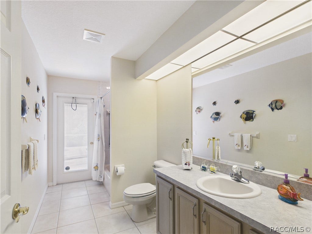 10 Rudbeckia Court, Homosassa, FL 34446 GUEST BATHROOM HAS ACCESS TO THE POOL AREA