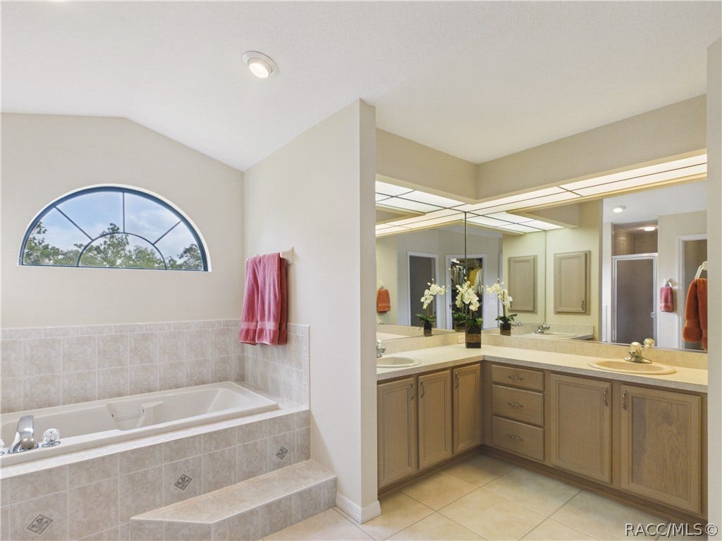10 Rudbeckia Court, Homosassa, FL 34446 MASTER TUB AND VANITY WITH DUAL SINKS