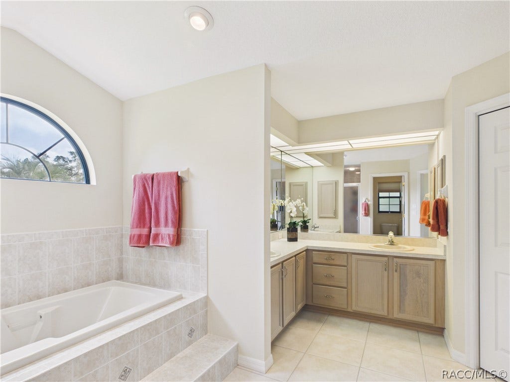 10 Rudbeckia Court, Homosassa, FL 34446 ANOTHER VIEW OF THE BATHTUB AND VANITY