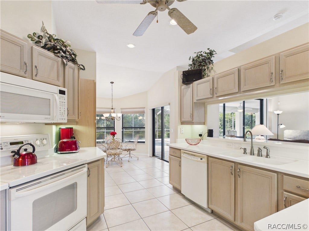 10 Rudbeckia Court, Homosassa, FL 34446 ENTRANCE TO THE KITCHEN