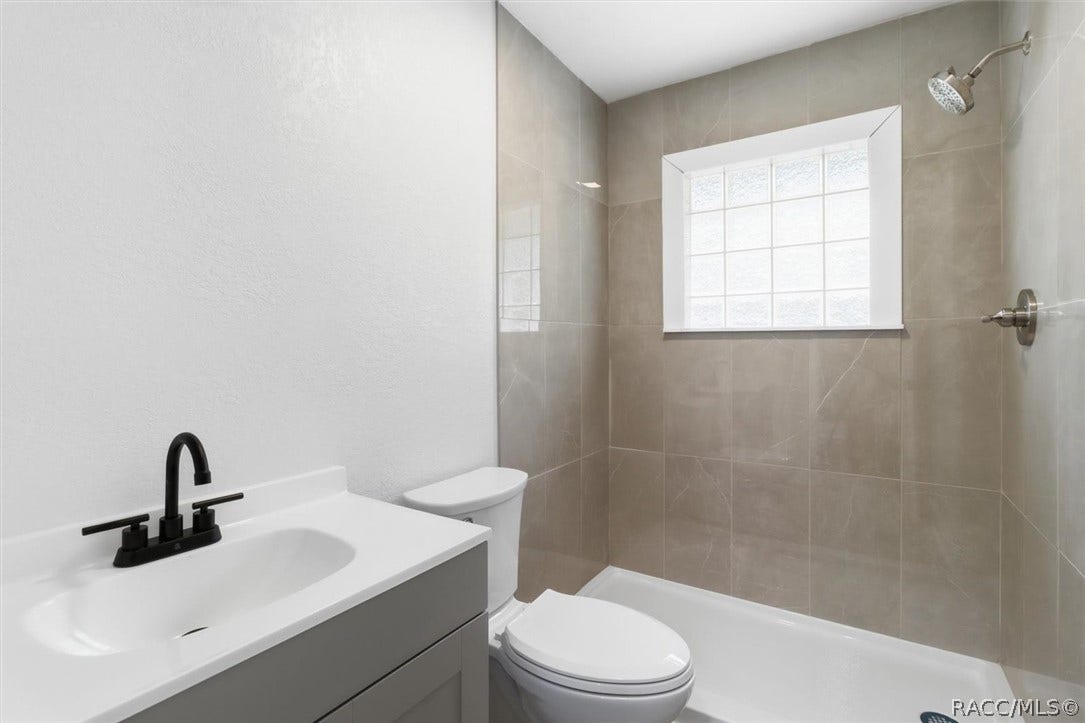 8601 N Maple Avenue, Crystal River, FL 34428 Level 2 - Bathroom