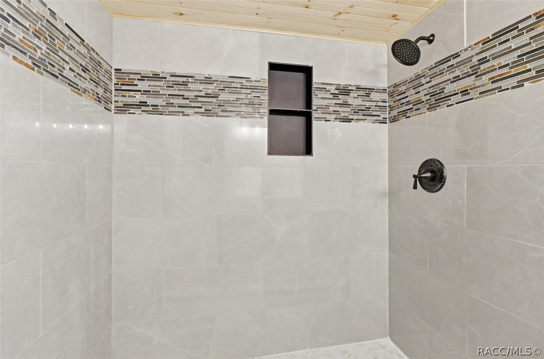 8601 N Maple Avenue, Crystal River, FL 34428 Level 1 - Bathroom