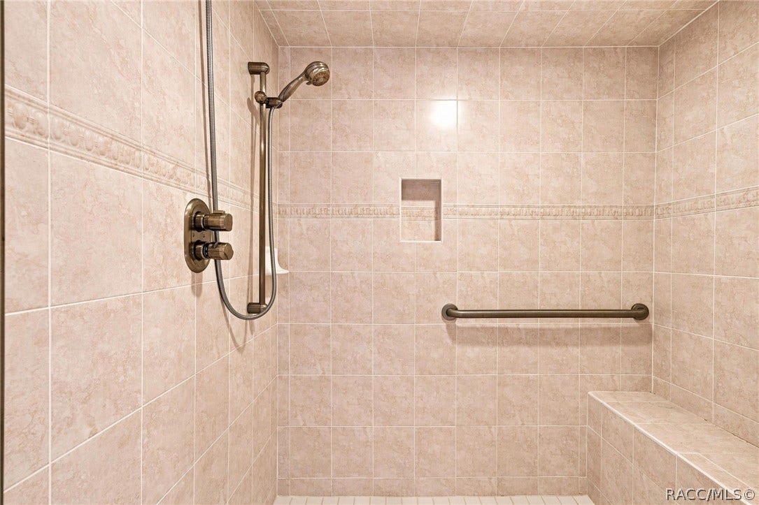 5928 N Oakmont Drive, Beverly Hills, FL 34465 en suite, walk in shower