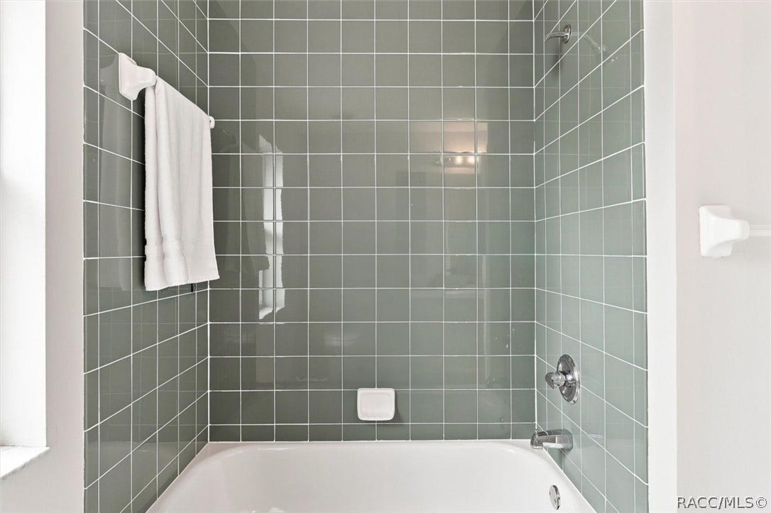 4051 S Winding Oaks Drive, Homosassa, FL 34446 Main Bath w/ tub & shower combo