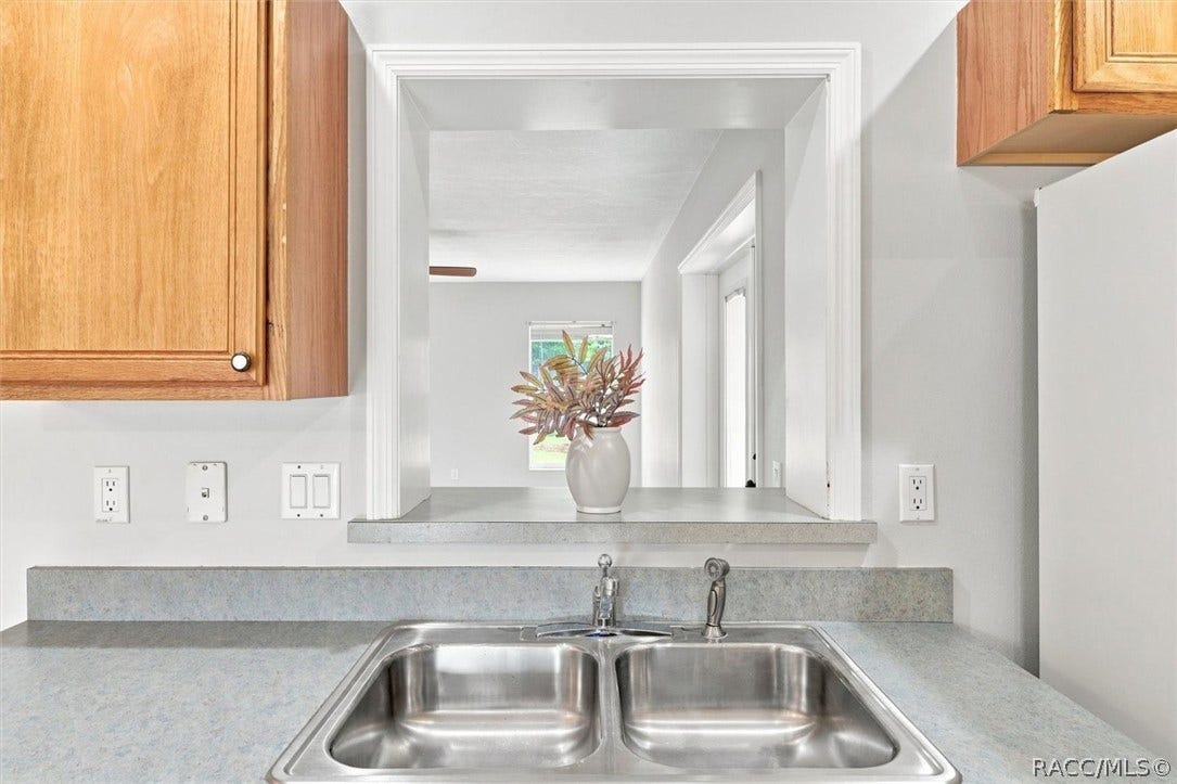 4051 S Winding Oaks Drive, Homosassa, FL 34446 Kitchen wi/ pass thru