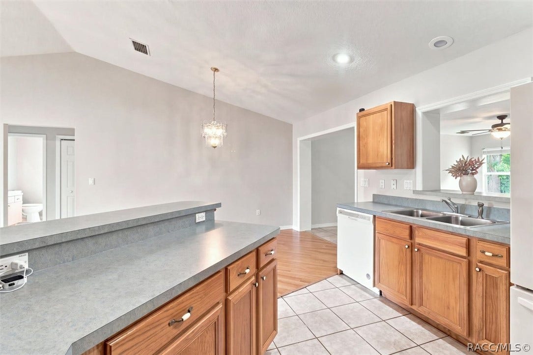 4051 S Winding Oaks Drive, Homosassa, FL 34446 Breakfast Bar