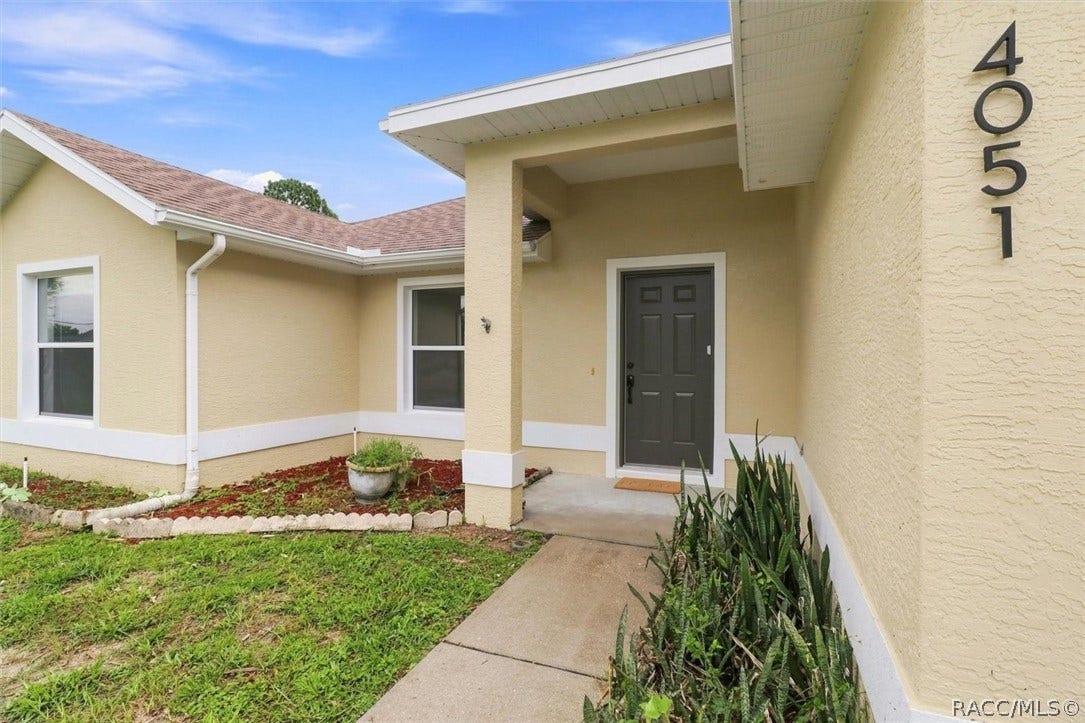 4051 S Winding Oaks Drive, Homosassa, FL 34446 Front Entry