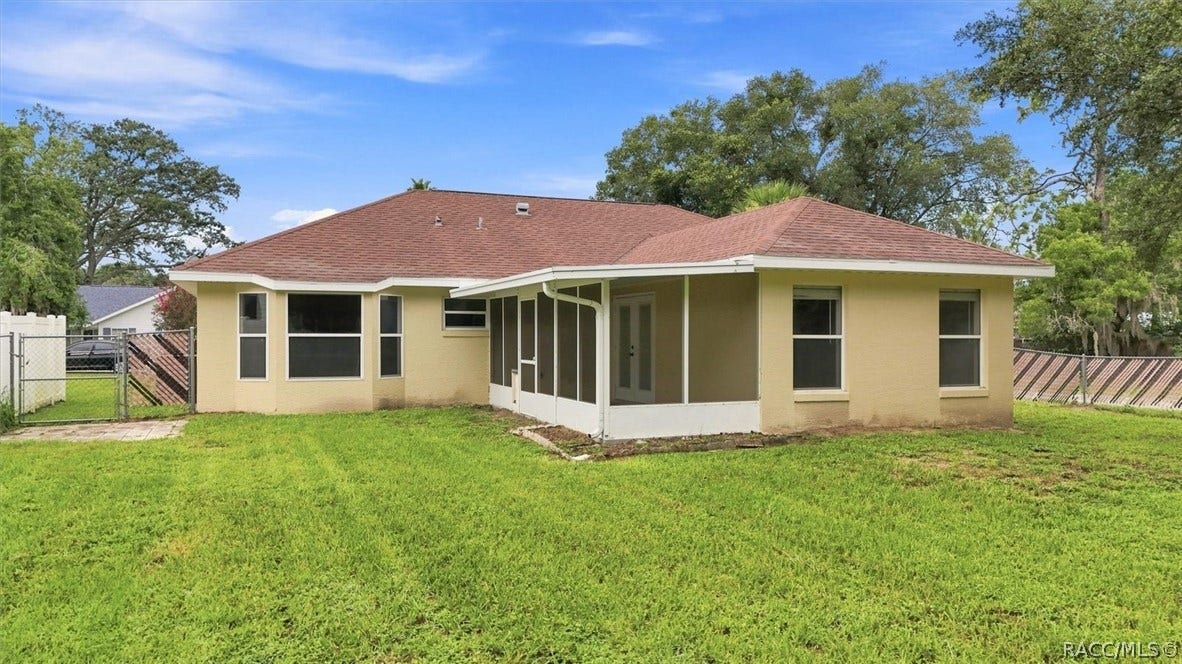 4051 S Winding Oaks Drive, Homosassa, FL 34446 Exterior back of the home