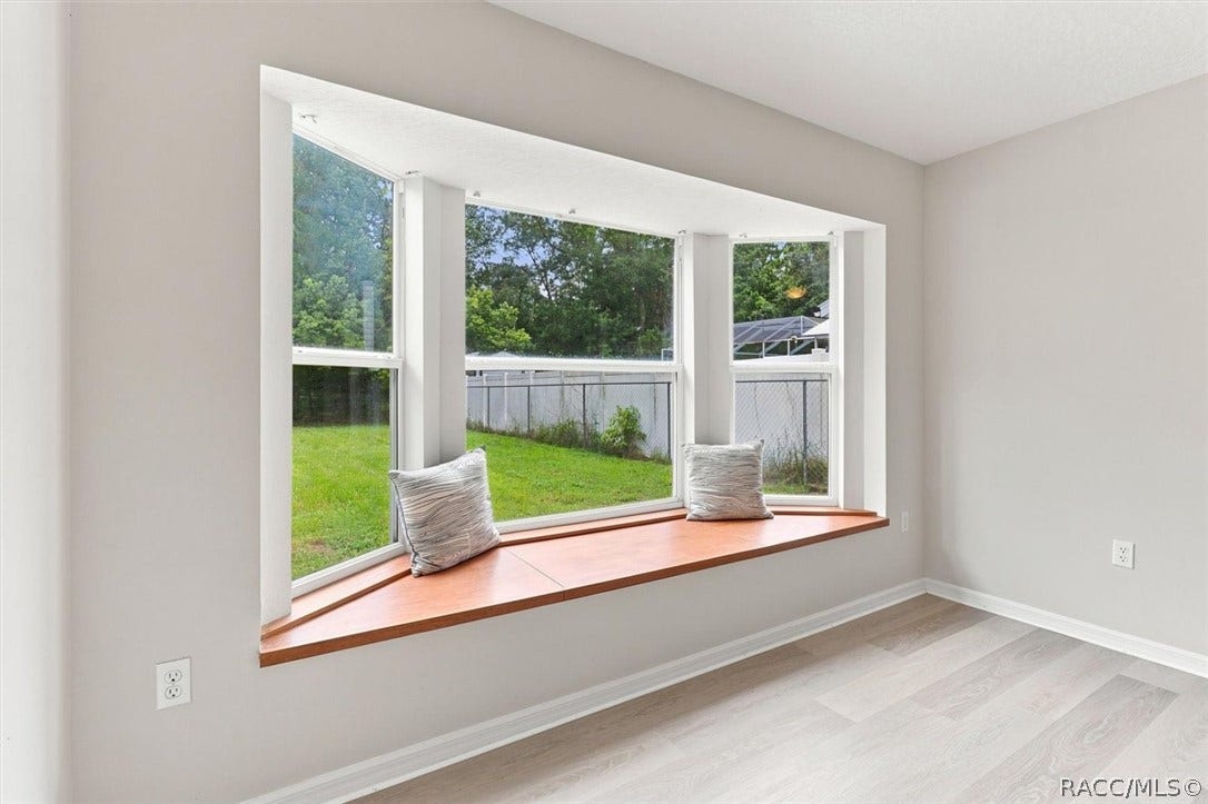 4051 S Winding Oaks Drive, Homosassa, FL 34446 Primary Bedroom window seat