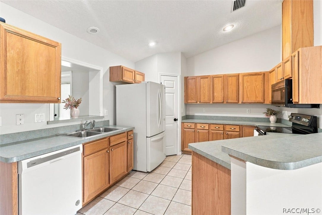 4051 S Winding Oaks Drive, Homosassa, FL 34446 Large Kitchen Pantry