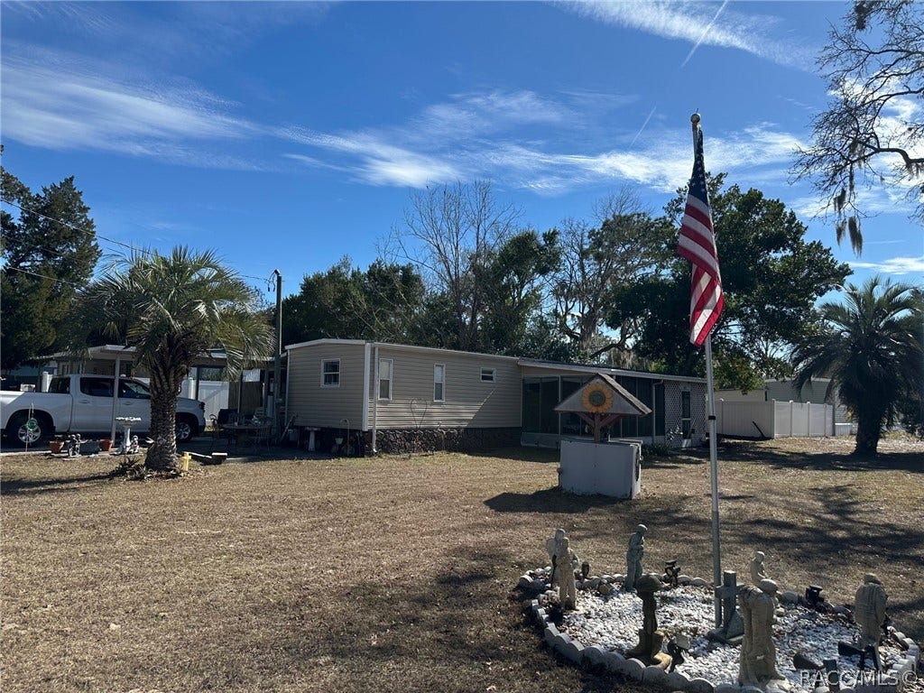 6545 S Gross Avenue, Homosassa, FL 34446 Front yard - left side