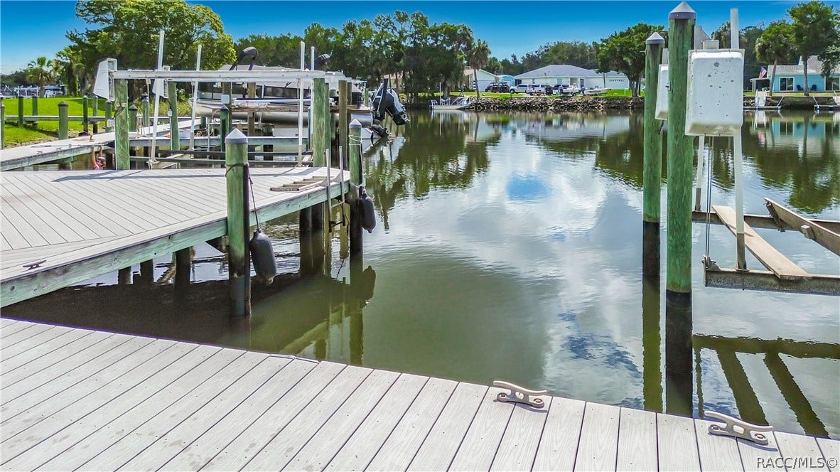11059 W Harbor Watch Loop, Crystal River, FL 34428 Wide slip ready for a lift