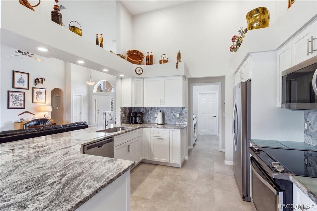 625 E Gilchrist Court, Hernando, FL 34442 Seamless backsplash