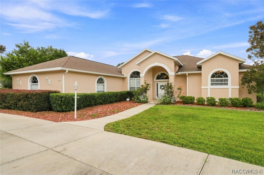 625 E Gilchrist Court, Hernando, FL 34442 Exterior Front with circular drive