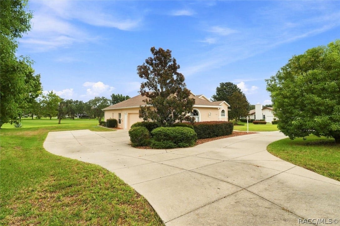 625 E Gilchrist Court, Hernando, FL 34442 Plenty of room for parking w/ side entry garage