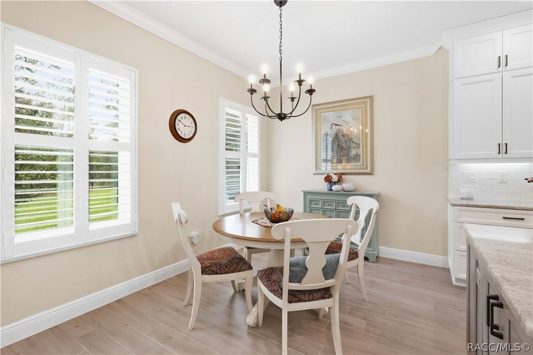 4124 W Pine Ridge Boulevard, Beverly Hills, FL 34465 CASUAL DINING Light-filled dining nook features plantation shutters, crown molding, chandelier lighting & direct connection to the kitchen for effortless everyday dining.