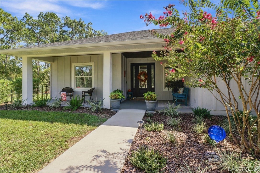 4124 W Pine Ridge Boulevard, Beverly Hills, FL 34465 INVITING FRONT ENTRY Covered front porch framed by landscaped beds & flowering crepe myrtle, w/ substantial columns, recessed entry & a welcoming walkway.